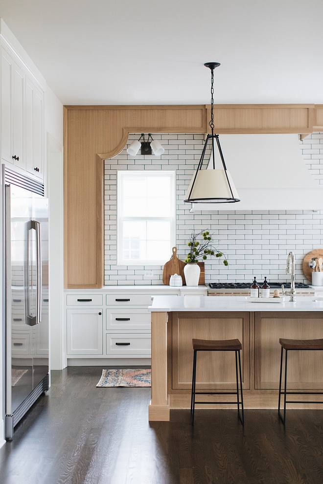 White kitchen with Quarter Sawn Oak Kitchen island and hood wall frame Quarter Sawn Oak Kitchen with Benjamin Moore Simply White shaker style doors White kitchen with Quarter Sawn Oak Kitchen island and hood wall frame #Whitekitchen #QuarterSawnOak #Kitchenisland #hoodwallframe