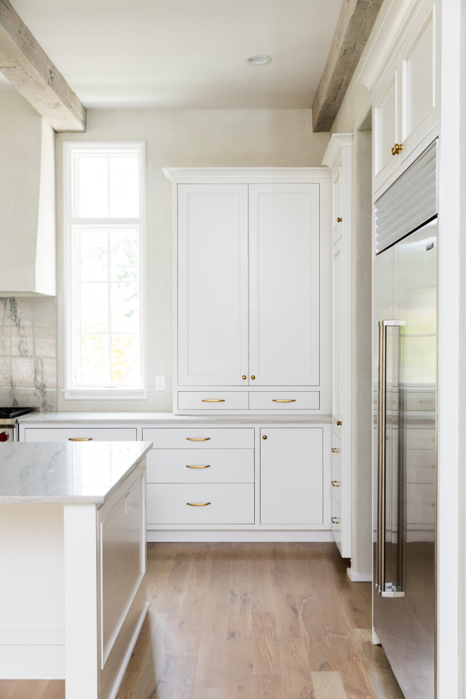 Sherwin Williams SW 7004 Snowbound Off white kitchen cabinet with brass hardware Cabinet paint color is Sherwin Williams SW 7004 Snowbound #SherwinWilliamsSW7004Snowbound #offwhitekitchen #offwhite #whitepaintcolor #whitekitchen #whitekitchenpaintcolor #whitecabinet #whitecabinetpaintcolor