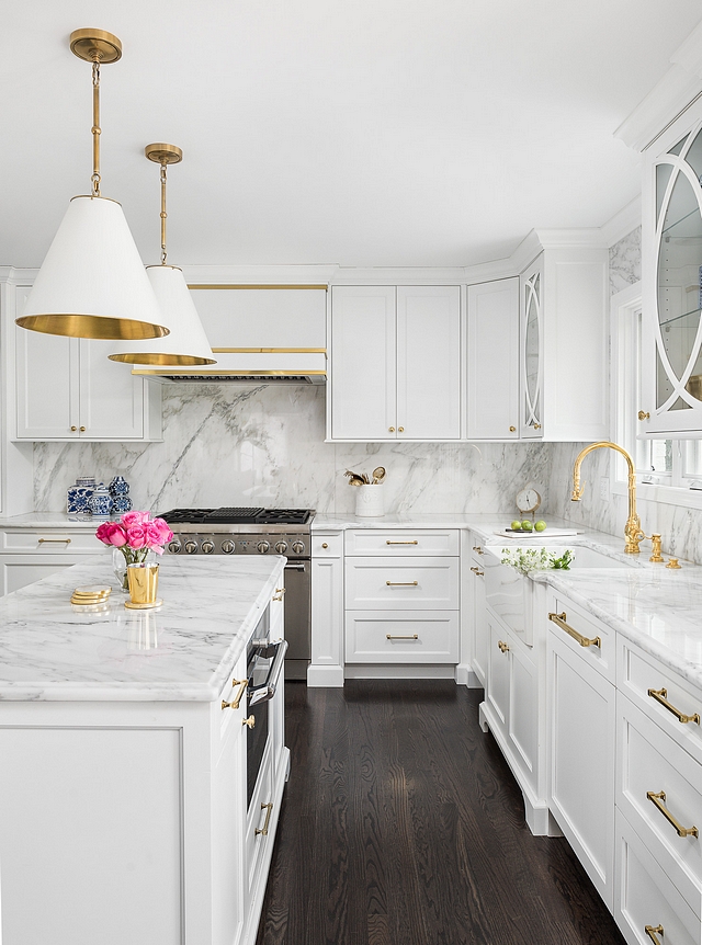 White Kitchen with Polished Brass Hardware This kitchen look will never go out of style and sell homes White Kitchen with Polished Brass Hardware White Kitchen with Polished Brass Hardware #WhiteKitchen #PolishedBrassHardware #kitchen #kitchenHardware