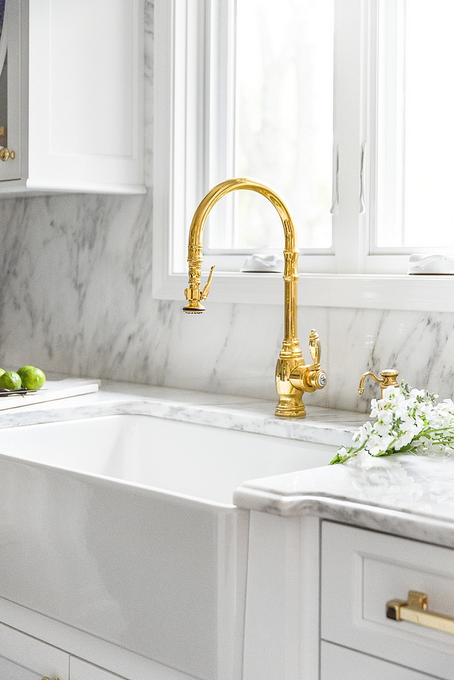Brass Brass always looks so pretty against white marble This is a classic and timeless combination White kitchen with brass accents #whitekitchen #brass #brasshardware #brassaccents #brasskitchen #kitchenbrass