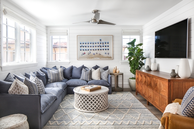 Coastal farmhouse den with shiplap and blue and white color scheme Beautiful Coastal farmhouse den with shiplap and blue and white color scheme Coastal farmhouse den with shiplap and blue and white color scheme #Coastalfarmhouse #den #shiplap #blueandwhite #colorscheme