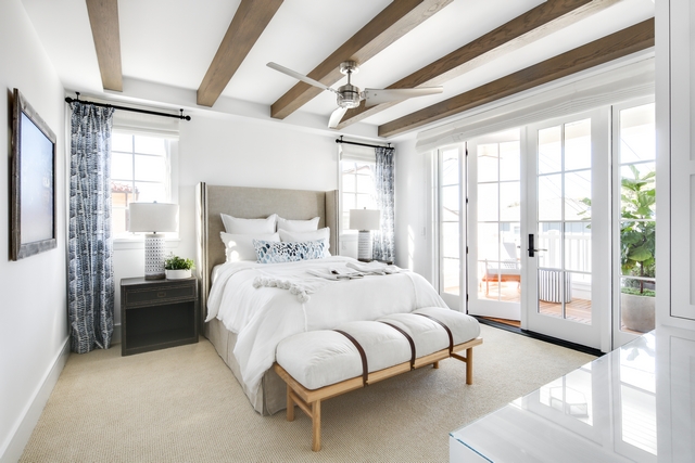 Dunn Edwards Cool December DEW 383 Bedroom with ceiling beams Dunn Edwards Cool December DEW 383 Dunn Edwards Cool December DEW 383 Dunn Edwards Cool December DEW 383 #DunnEdwardsCoolDecember #DunnEdwardsDEW383