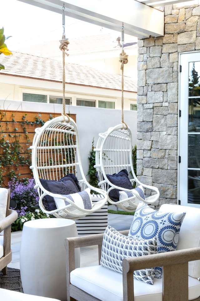 White hanging chairs Patio with pergola and Outdoor White hanging chairs White hanging chairs #Whitehangingchairs #Outdoorhangingchair