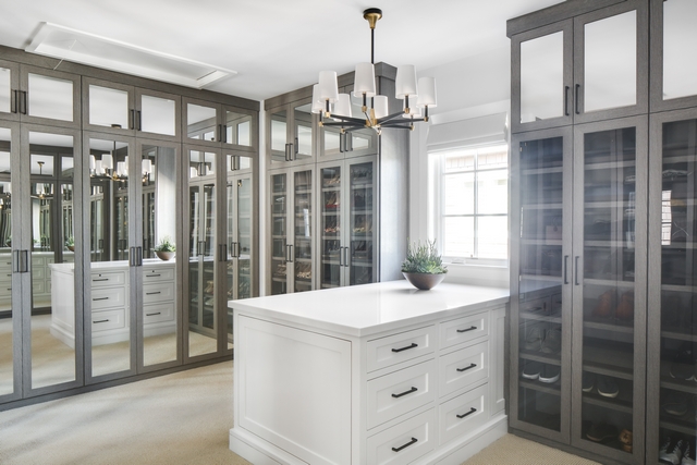Dressing room Walk-in closet The dressing room cabinets feature glass or mirror doors This keeps all clothing and shoes organized and dust-free #dressingroom #walkincloset #closet