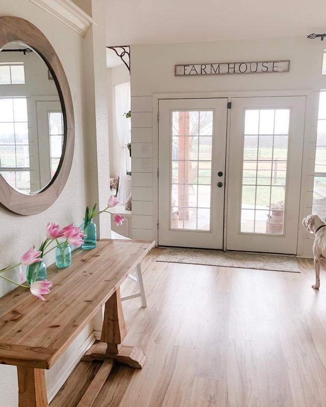 Sherwin Williams Alabaster Best off-whites for farmhouse interiors Sherwin Williams Alabaster Best off-whites for farmhouse interiors #SherwinWilliamsAlabaster #Bestwhitesforfarmhouseinteriors #whitefarmhouseinteriors #farmhouseinteriors