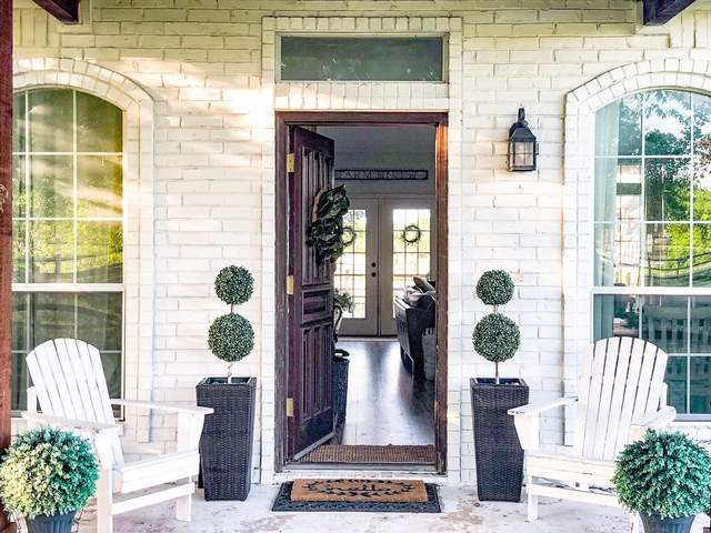 Painted brick Alabaster by Sherwin Williams with dark wood front tood and trim Farmhouse Alabaster by Sherwin Williams Front Porch Alabaster by Sherwin Williams brick #AlabasterbySherwinWilliams