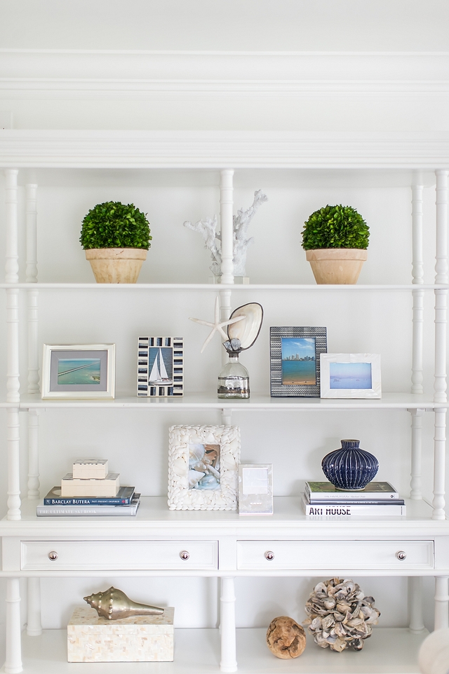 Étagère White Étagère with coastal decor Étagère decorating ideas Étagère #Étagère #Étagèredecor #coastaldecor #whiteÉtagère