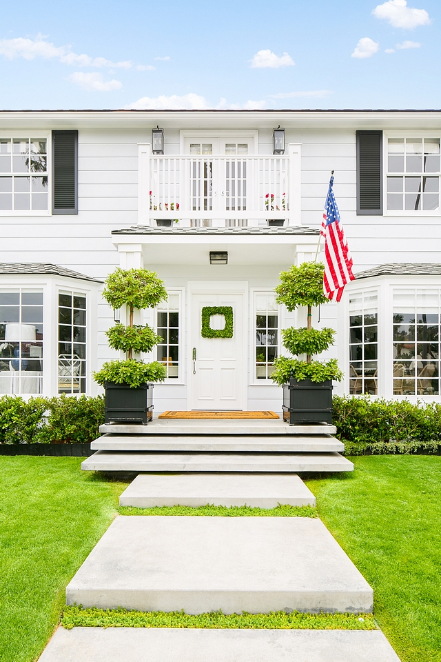 Classic Front Door White Front Door Classic home Take a look at the portico concrete steps They look as if they're floating Classic Architecture Classic Front Door White Front Door #ClassicFrontDoor #FrontDoor #Classicdoor #WhiteFrontDoor #Classicexterior #Classicarchitecture #portico #concretesteps