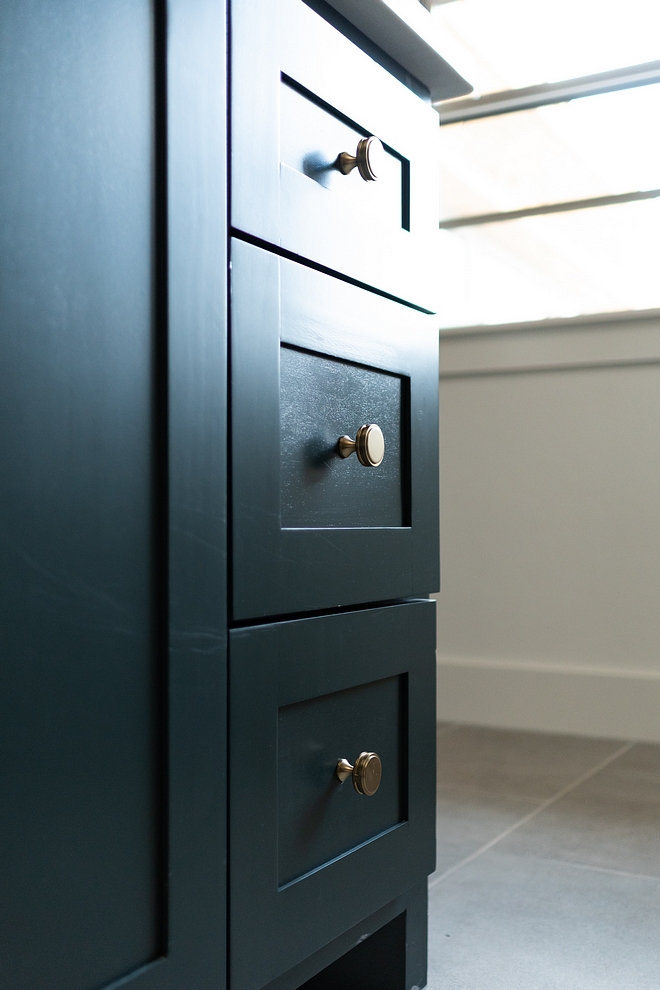 Benjamin Moore Dark Pewter cabinet with champagne finishing knobs Benjamin Moore Dark Pewter Benjamin Moore Dark Pewter #BenjaminMooreDarkPewter #BenjaminMoore