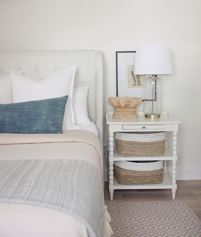 Nightstand Decor How to decorate a nightstand like an interior designer Don't add too much, keep it simple and clean White nightstand decor Nightstand Decor How to decorate a nightstand #NightstandDecor #Howtodecorateanightstand