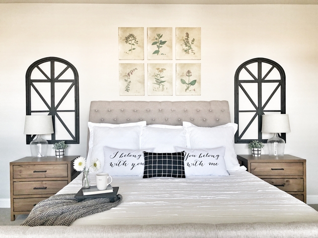 Magnolia Home Bedroom I decided I wanted a black a white theme when I saw a photo from Magnolia Home that had beautiful black wood arched frames behind the nightstands Magnolia Home Bedroom #MagnoliaHome #Bedroom
