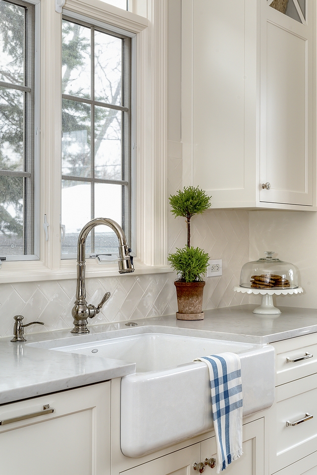 Classic Kitchen with farmhouse sink, pull-out kitchen faucet and handmade subway tile backsplash This look stands the test of time Classic kitchen #ClassicKitchen #farmhousesink #pulloutkitchenfaucet #handmadesubwaytile #backsplash