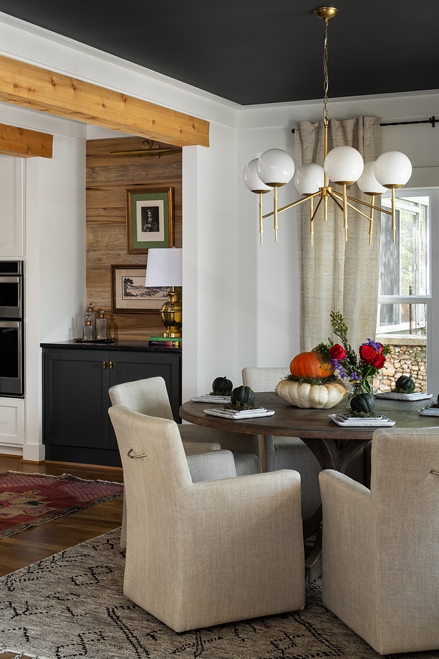 Black ceiling paint color Sherwin Williams Rock Bottom You must dare a little in life and this black ceiling, painted in Sherwin Williams Rock Bottom, brings this dining room to the next level Black ceiling paint color Sherwin Williams Rock Bottom #Blackceiling #Blackceilingpaintcolor #SherwinWilliamsRockBottom