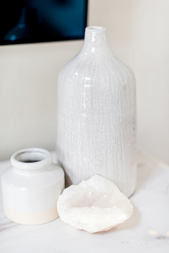 White home decor White vases with Natural Crystal Decor Great energy for the house #Whitedecor #whitehome #whitehomedecor #Whitevase #Crystal #Decor