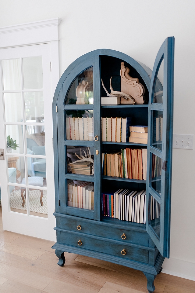 Blue furniture paint color I used Annie Sloan Chalk Paint in Aubusson Blue and sealed it with Annie Sloan Dark and Clear Wax #blue #furniture #AnnieSloan #ChalkPaint #AnnieSloanAubussonBlue #AnnieSloan #Darkwax #ClearWax