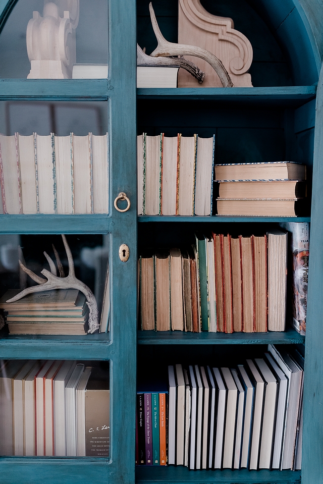 Decorating with books To keep our shelves simple and neutral, I turned my antique book collection spine in #decoratingwithbooks #books #decor #bookcase