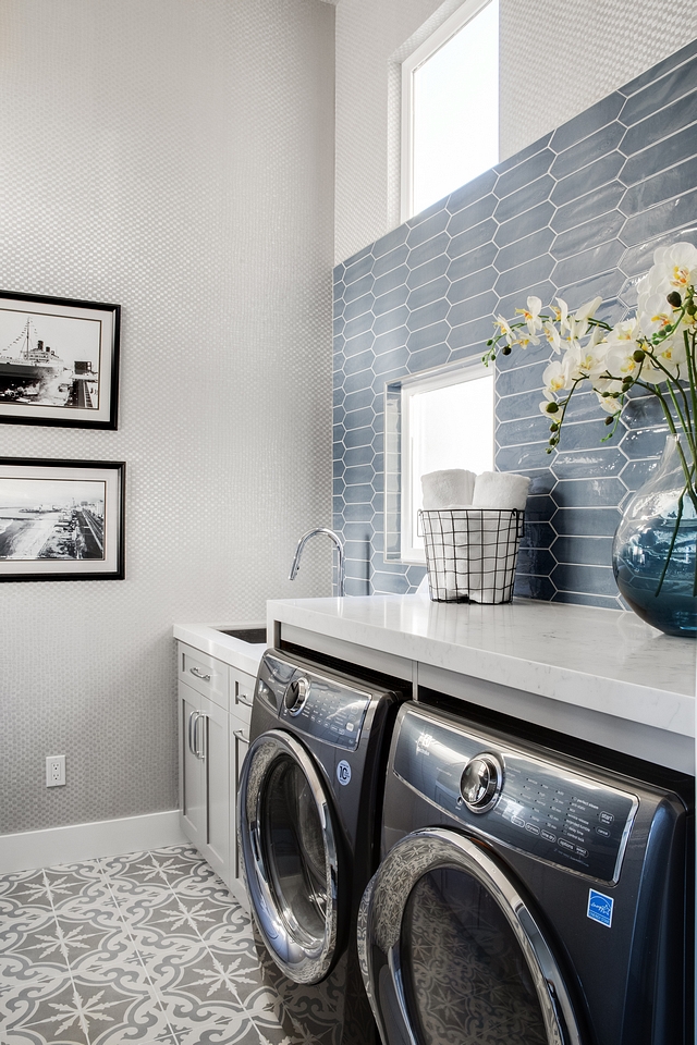 Laundry room The designers got really creative with this laundry room Laundry room with enlongued tile as backsplash and cement tile Laundry room Laundry room #Laundryroom #cementtile #enlonguedhextile