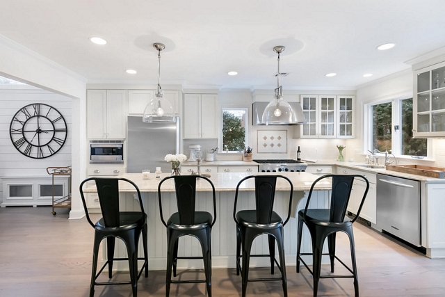 Hamptons style white kitchen with Shaker Cabinets Hamptons style white kitchen with Shaker Cabinets and large island Hamptons style white kitchen with Shaker Cabinets #Hamptonskitchen #whitekitchen #ShakerCabinets