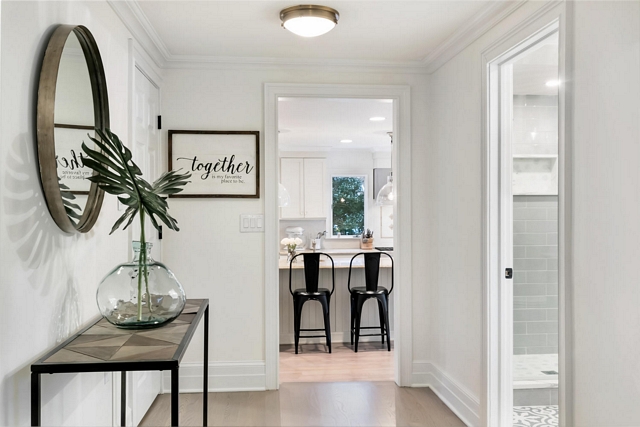 Benjamin Moore OC White Dove Foyer Paint Color Benjamin Moore White Dove the entire home is White Dove #BenjaminMooreOCWhiteDove #FoyerPaintColor #BenjaminMoore #WhiteDove