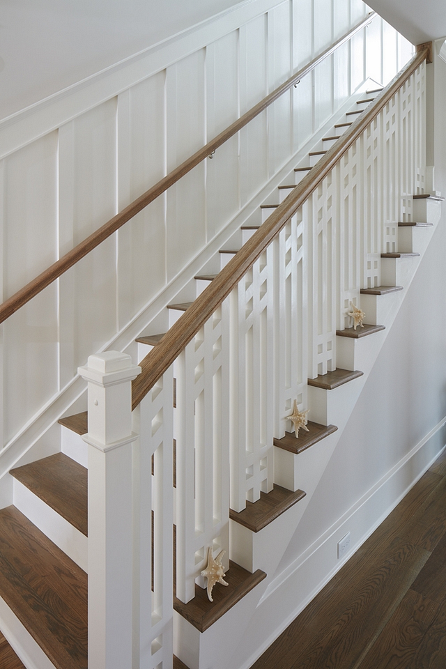 Coastal staircase The interior designer carefully designed the staircase spindles and the white board-and-batten wainscoting #Coastalstaircase #interiordesigner #staircase #spindles #boardandbatten