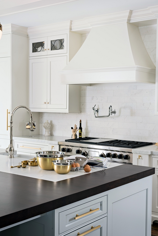 Backsplash Kitchen Backsplash to work with Benjamin Moore White Dove Kitchen backsplash Persian White 4’ x 12” polished marble tile Backsplash Kitchen Backsplash to work with Benjamin Moore White Dove #Backsplash #Kitchen #KitchenBacksplash #BenjaminMooreWhiteDove