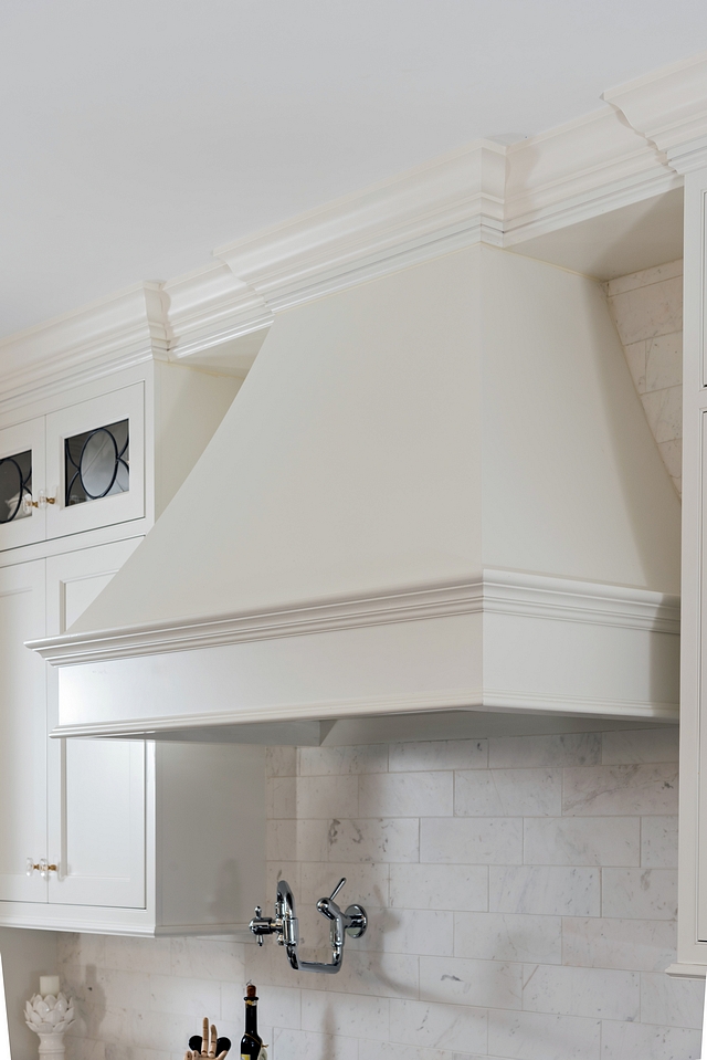 Kitchen Hood Trim Connecting Hood with kitchen cabinet trim ideas The trim gives a continuous look to the cabinetry Kitchen Hood Trim Connecting Hood with kitchen cabinet trim Kitchen Hood Trim Connecting Hood with kitchen cabinet trim #KitchenHood #HoodTrim #Hood #kitchencabinet
