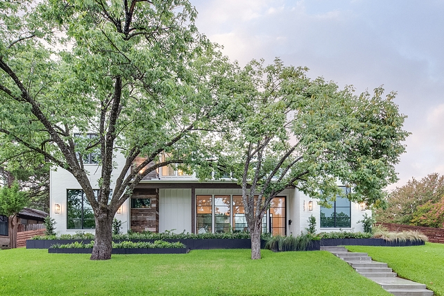 White Modern Farmhouse with steel windows and black steel doors White Modern Farmhouse White Modern Farmhouse #WhiteModernFarmhouse #ModernFarmhouse #exterior #farmhouseexterior #Farmhouse