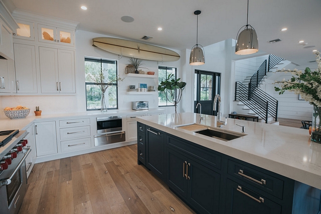 Coastal kitchen A surfboard graces the wall showing the love of surf enjoyed in this home #coastalkicthen #surfboard