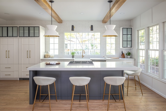 Black and White Modern Farmhouse Kitchen - Home Bunch Interior