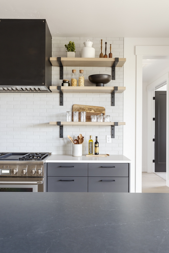 Black and White Modern Farmhouse Kitchen - Home Bunch Interior Design Ideas