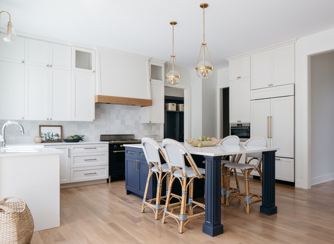 Black and White Modern Farmhouse Kitchen - Home Bunch Interior