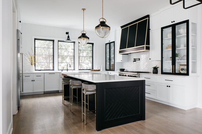 Black and White Modern Farmhouse Kitchen - Home Bunch Interior
