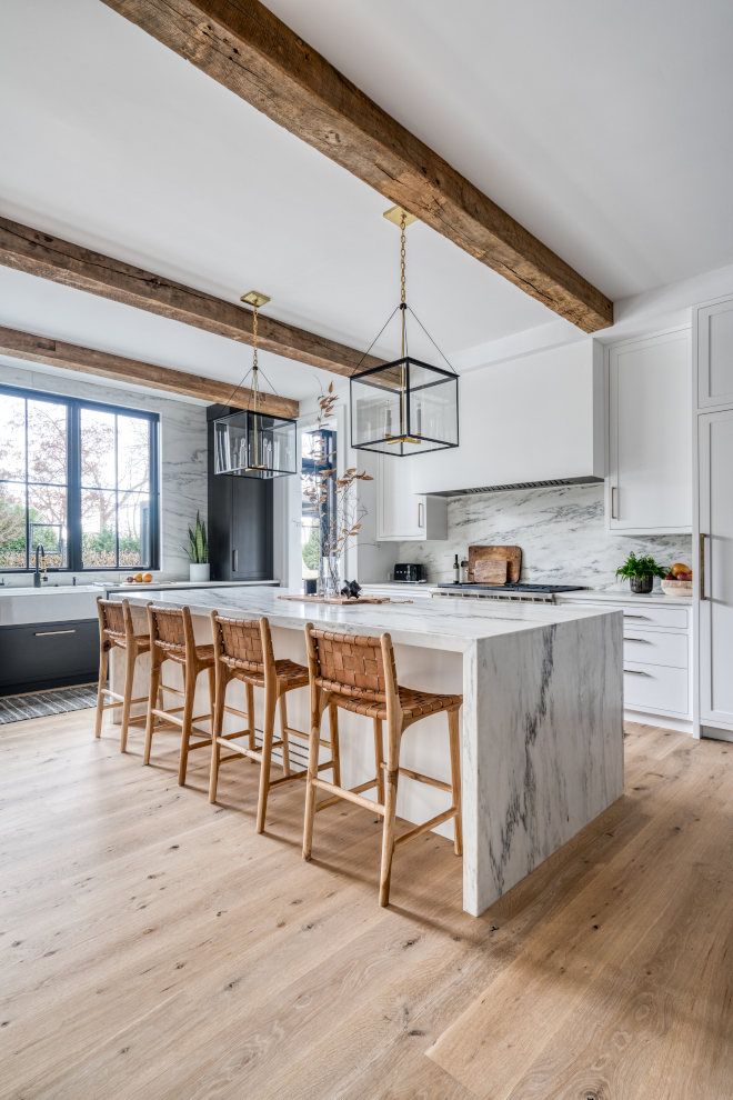 Black and White Modern Farmhouse Kitchen - Home Bunch Interior Design Ideas