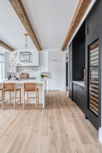 Black and White Modern Farmhouse Kitchen - Home Bunch Interior Design Ideas