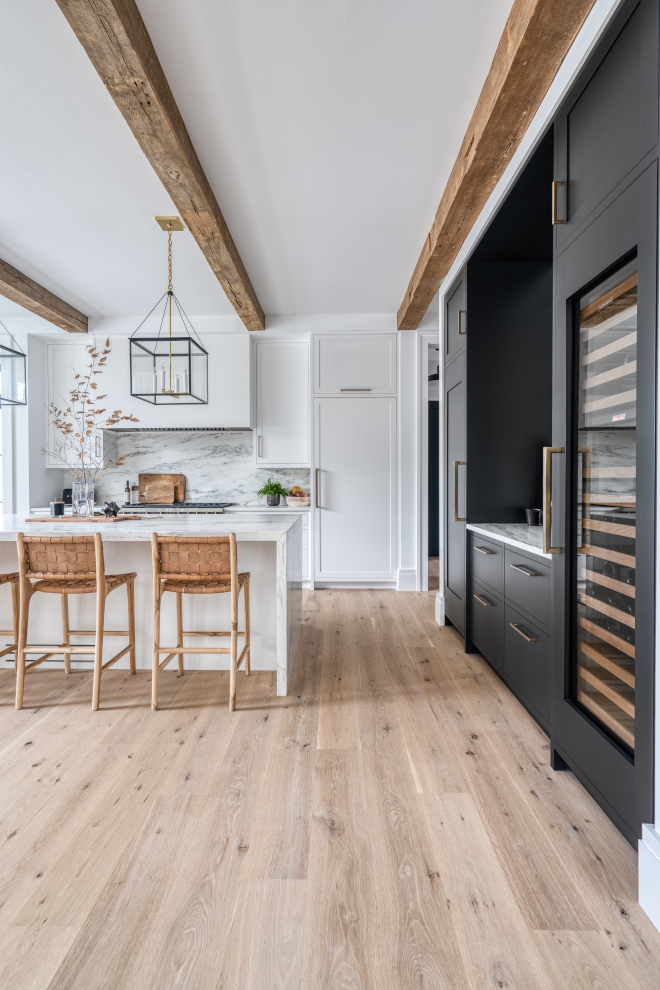 Black and White Modern Farmhouse Kitchen - Home Bunch Interior