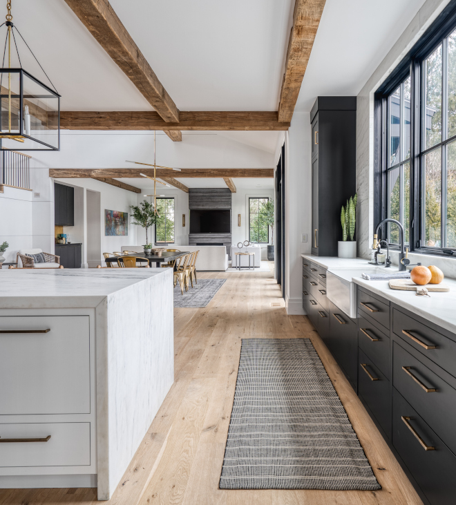 Black and White Modern Farmhouse Kitchen - Home Bunch Interior