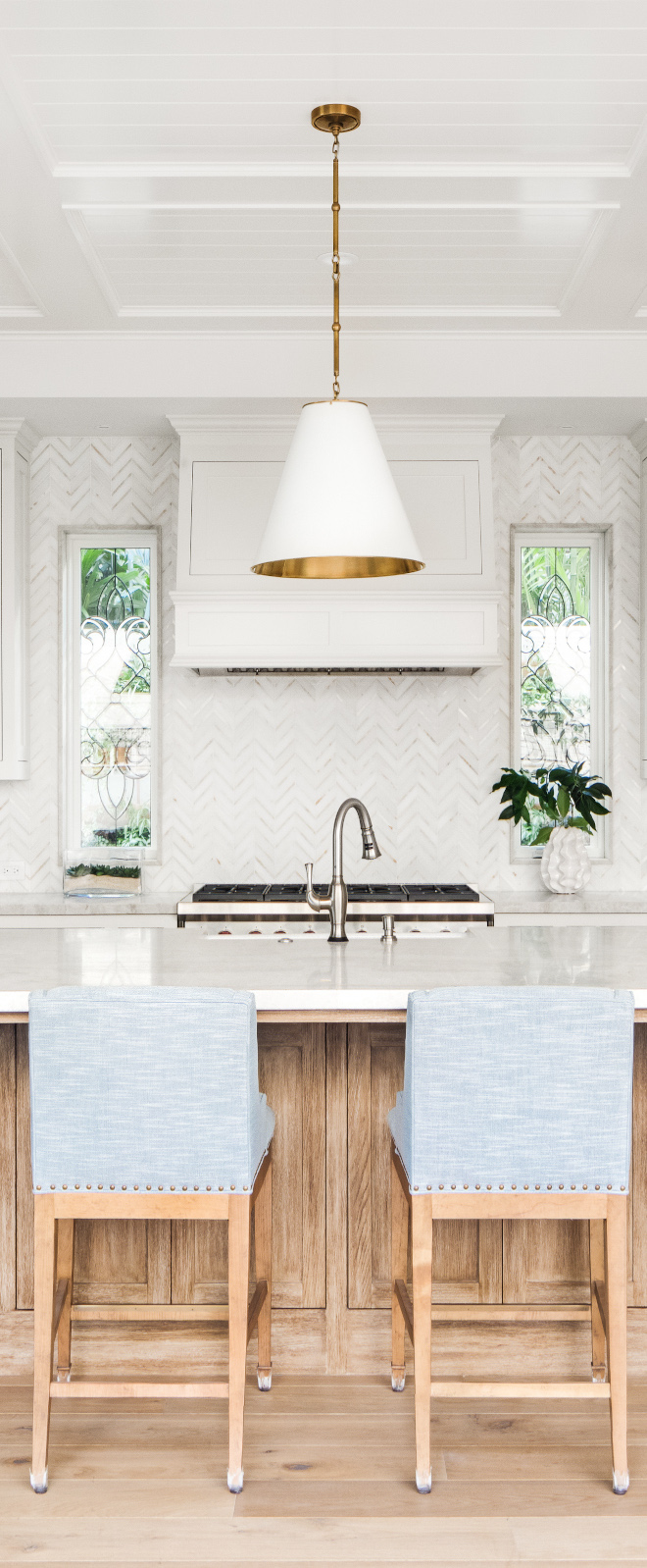 White-Kitchen-Hood-in-Benjamin-Moore-White-with-marble-backsplash-tile