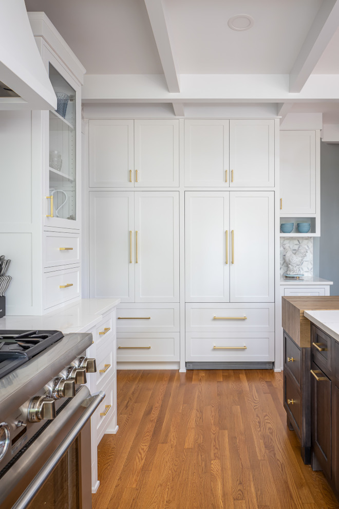 Off-white kitchen paint color for kitchen cabinets Off-white kitchen paint color for kitchen with Red Oak Hardwood Floor Benjamin Moore White Heron #Offwhitekitchen #paintcolor #kitchencabinets #Offwhite #kitchenpaintcolor #kitchenpaintcolor #RedOakHardwoodFloor #HardwoodFloor #BenjaminMooreWhiteHeron #BenjaminMoore