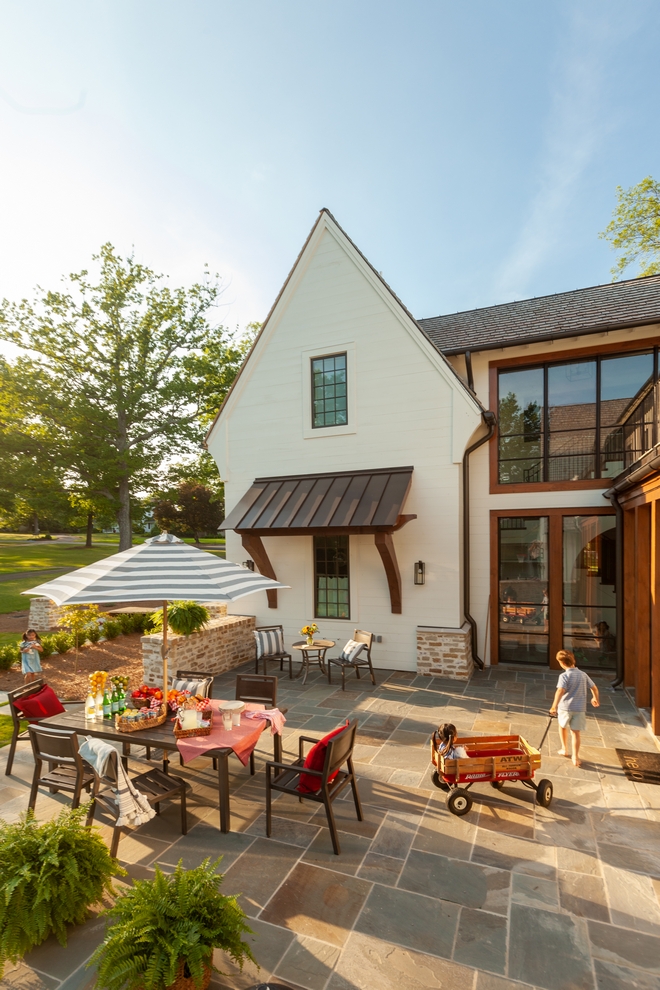 On the back terrace, there is a pallet of natural materials which is complemented by a large steel and glass wall. This modern element not only creates a nice juxtaposition but also washes the center of the home with natural light, creating a direct connection to the outdoors #terrace #patio