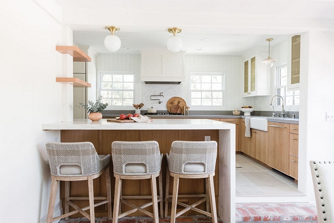 This home is located in California and it underwent a huge renovation where the designer beautifully refreshed the unchangeable layout of this l-shaped kitchen making it feel brighter and as open as she possibly could #lshapedkitchen #kitchenrenovation #kitchen #renovation #smallkitchen