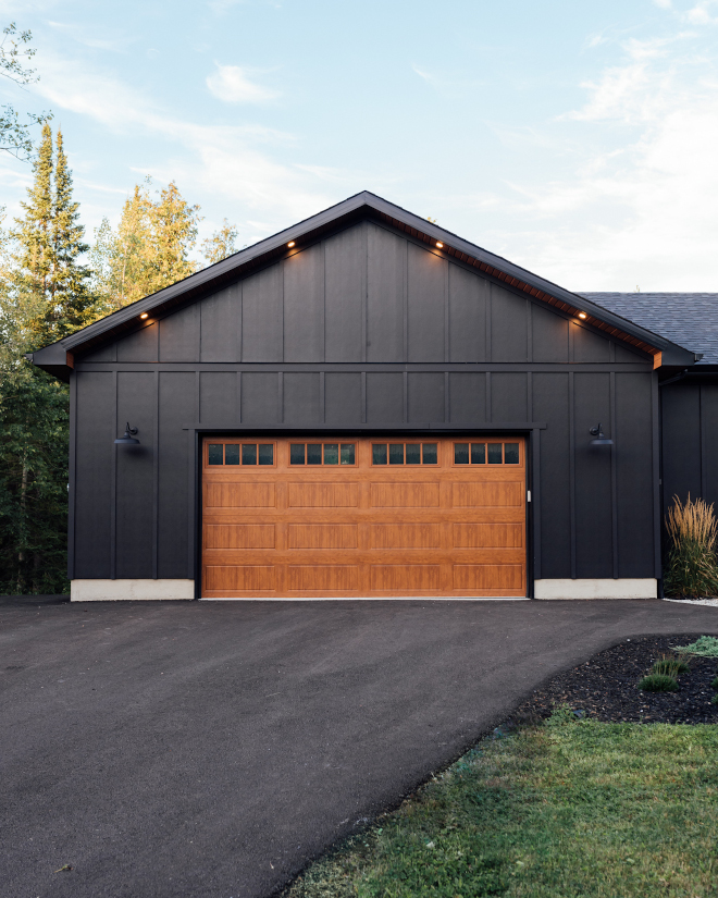 Benjamin Moore Black Siding Benjamin Moore Onyx with wood grain finish steel garage door #BenjaminMooreBlack #BlackSiding #BenjaminMooreOnyx #woodgraingaragedoor #steelgaragedoor #garagedoor