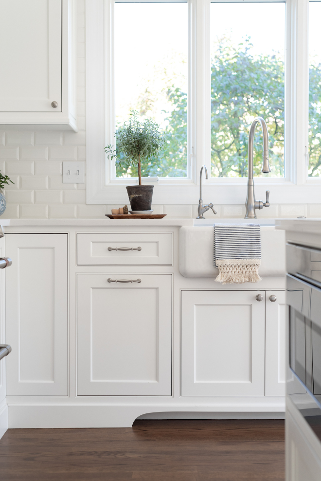 Kitchen cabinets are painted in a highly-recommended crisp white paint color Benjamin Moore OC-65 Chantilly Lace #BenjaminMooreOC65ChantillyLace