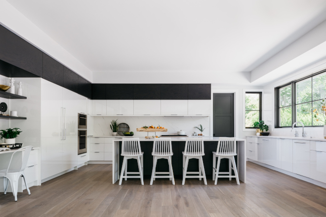 Black and white Kitchen The Red Oak cabinets are stained in a black color and the white laminate cabinets are in Benjamin Moore Chantilly Lace #Blackandwhite #BlackandwhiteKitchen #kitchen #RedOak #cabinet #stainedcabinet #laminatecabinet #BenjaminMooreChantillyLace