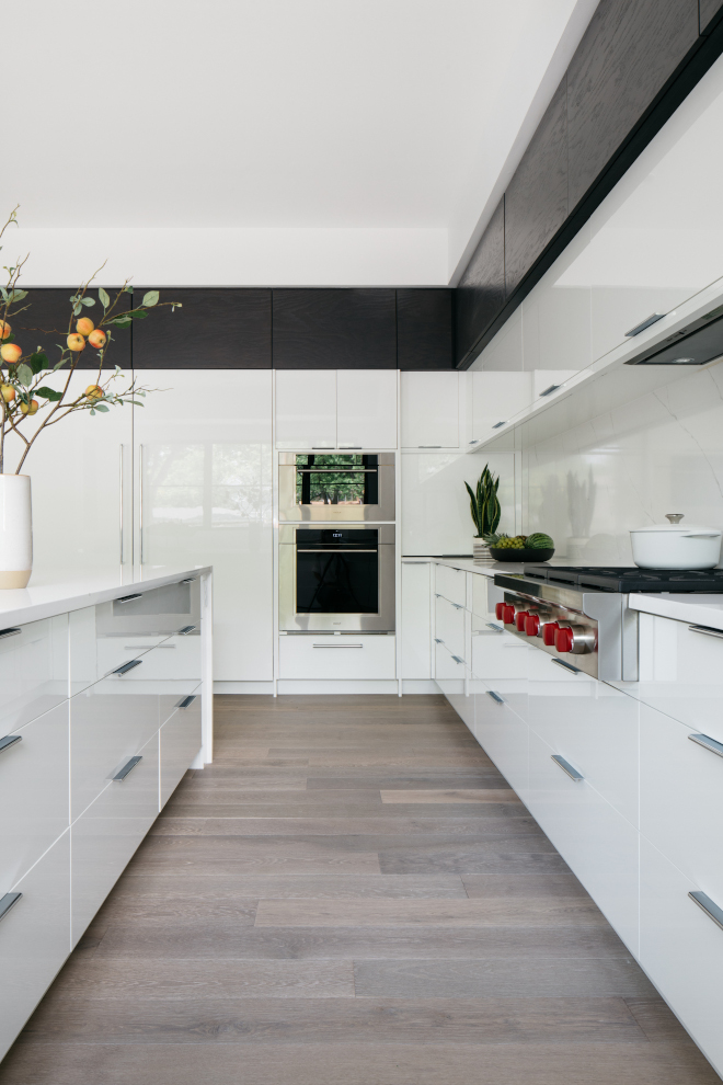 Sleek modern kitchen with white laminate and black White Oak cabinets Slab marble-looking backsplash and finger pull cabinet hardware Sleek modern kitchen with white laminate and black White Oak cabinets Slab marble-looking backsplash and finger pull cabinet hardware Sleek modern kitchen with white laminate and black White Oak cabinets Slab marble-looking backsplash and finger pull cabinet hardware #Sleekkitchen #modernkitchen #whitelaminatecabinet #blackWhiteOakcabinet #slabbacksplash #marblelookingbacksplash #fingerpull #cabinethardware