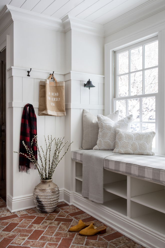 Benjamin Moore Simply White Mudroom Shiplap Wainscotting Benjamin Moore Simply White Benjamin Moore Simply White Mudroom Shiplap Wainscotting Benjamin Moore Simply White #BenjaminMooreSimplyWhite #Mudroom #Shiplap #Wainscotting #BenjaminMoore