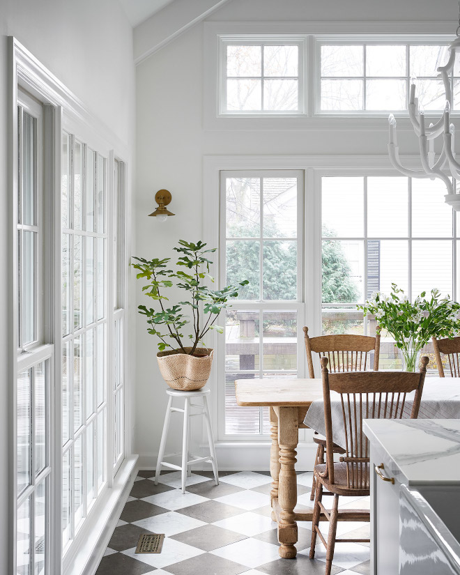 Benjamin Moore Simply White has yellow undertone making of it a warm white paint color perfect for walls #BenjaminMooreSimplyWhite #undertones #warmwhite #paintcolor