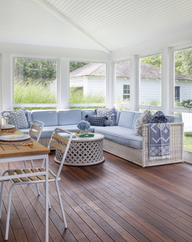 A large outdoor sectional brings plenty of comfort and interest to this beautiful screened-in porch A large outdoor sectional brings plenty of comfort and interest to this beautiful screened-in porch A large outdoor sectional brings plenty of comfort and interest to this beautiful screened-in porch #outdoor #sectional #screenedporch #screenedinporch #ipe