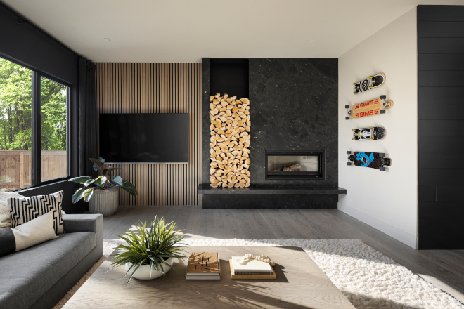 Sleek fireplace with black brushed Quartz Sleek fireplace with black brushed Quartz Sleek fireplace with black brushed Quartz Ideas #Sleekfireplace #fireplace #blackbrushedQuartz #blackQuartz #brushedQuartz