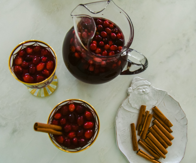 Christmas potpourri The cranberry drink is cranberry juice with fresh cranberries and cinnamon sticks Beautiful and practical