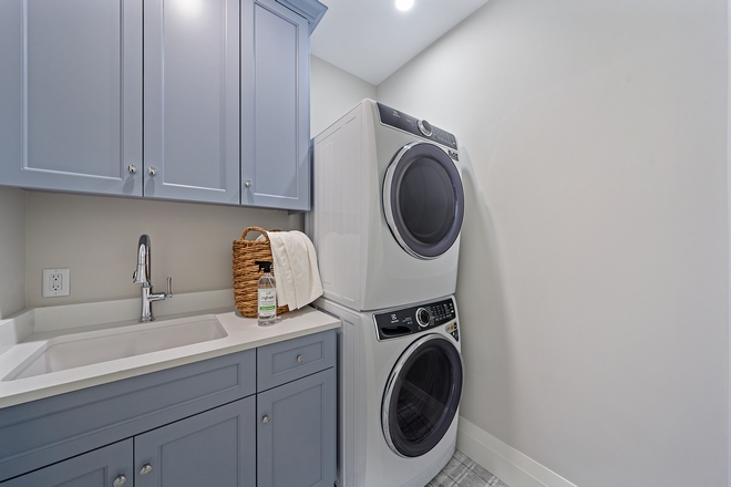 Laundry Room Paint Color scheme Cabinet Paint Color Benjamin Moore Manor Blue Wall Paint Color Sherwin Williams SW 9166 Drift of Mist